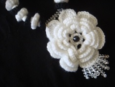 Black and white crochet necklace Free Pattern